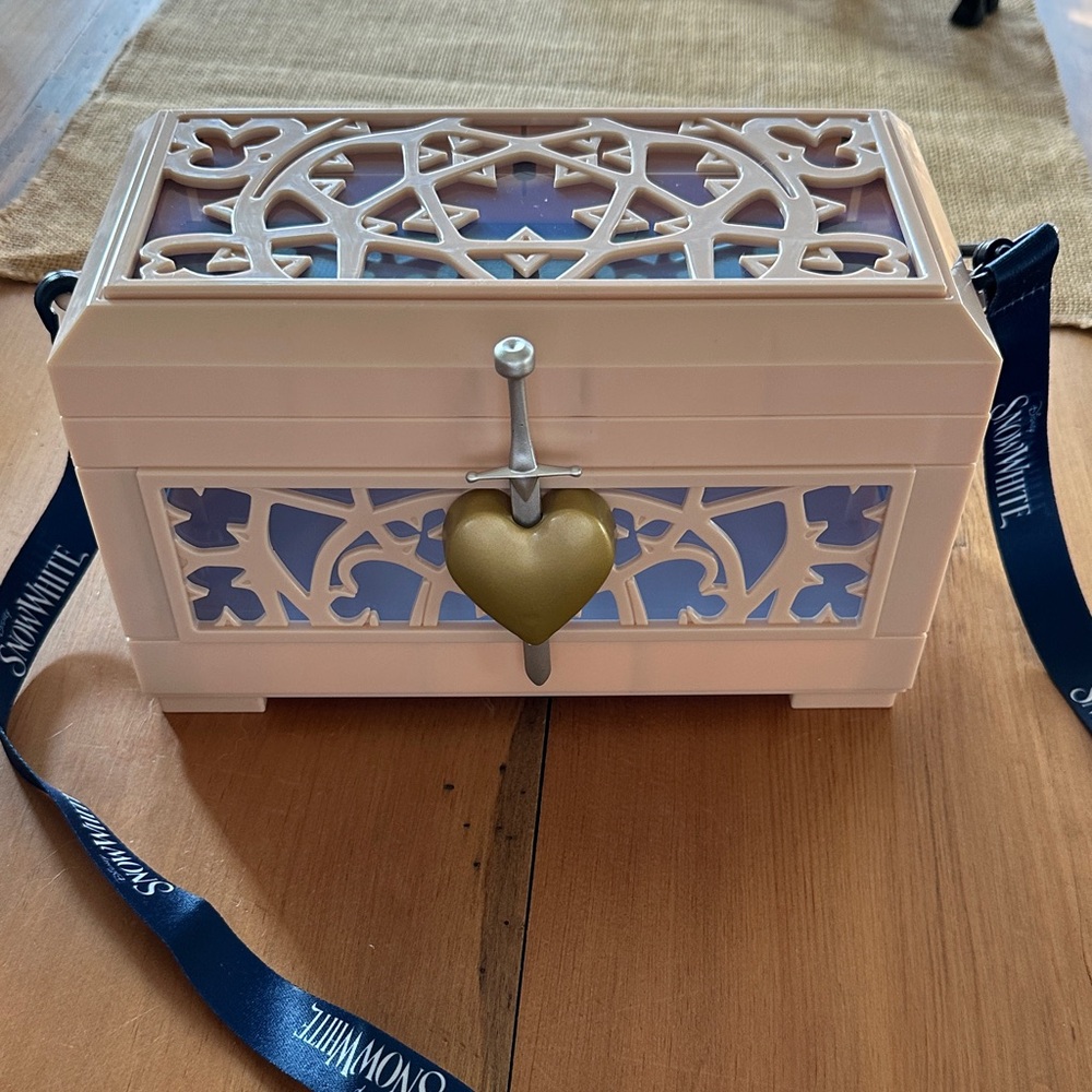 🌿 DISNEY Snow White Tan and Blue Decorative Box with Heart Lock.